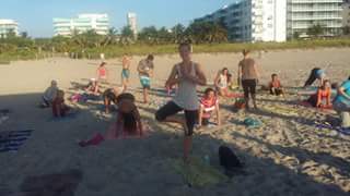 Yoga am Traumstrand von Miami Beach